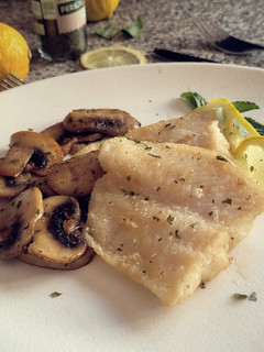 Una foto de Filetes de Panga con champiñones, ajo y perejil