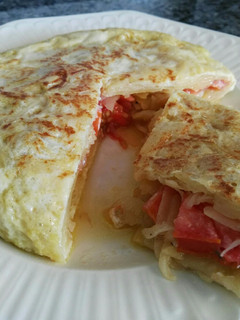 Una foto de Tortilla de patata con cebolla y tomate