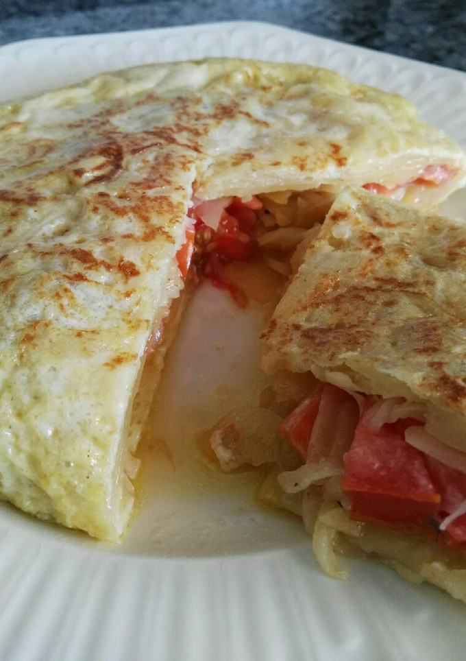 Una foto de Tortilla de patata con cebolla y tomate