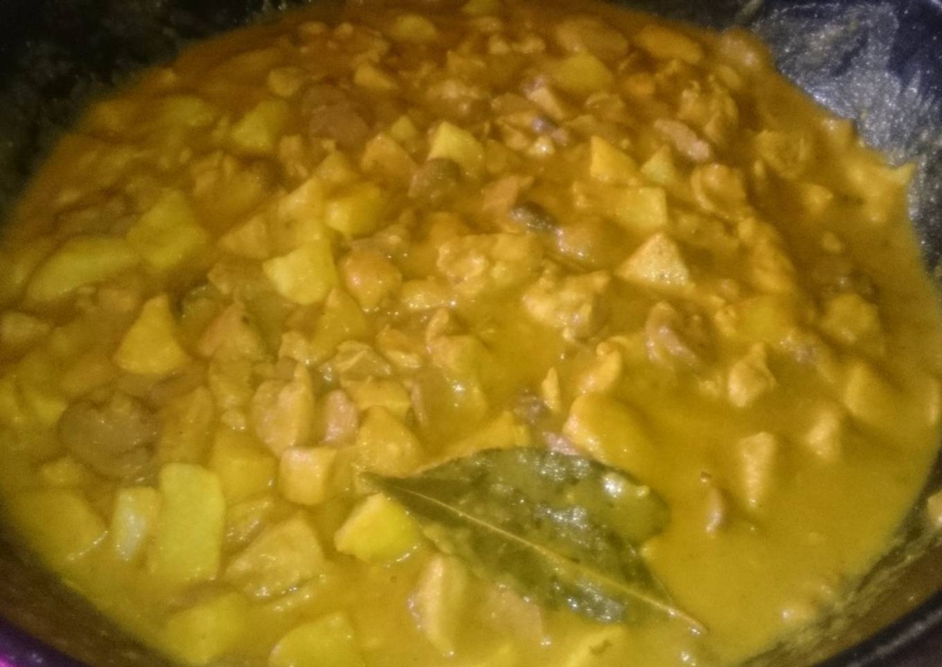 Carne con champiñones y patatas en salsa