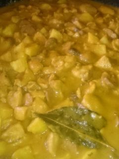Una foto de Carne con champiñones y patatas en salsa
