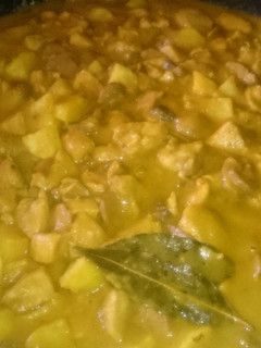 Una foto de Carne con champiñones y patatas en salsa