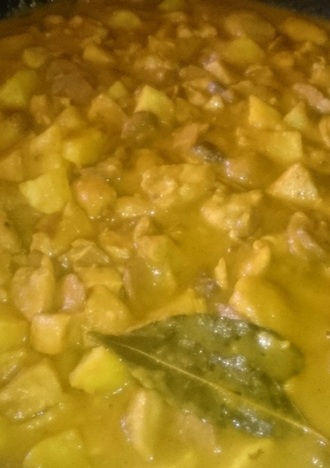 Una foto de Carne con champiñones y patatas en salsa