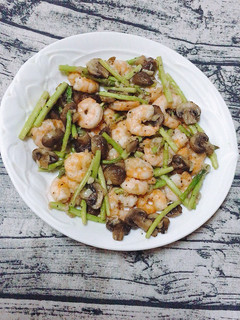 ［氣炸鍋料理］蘆筍洋菇炒蝦仁 的食譜成品照片