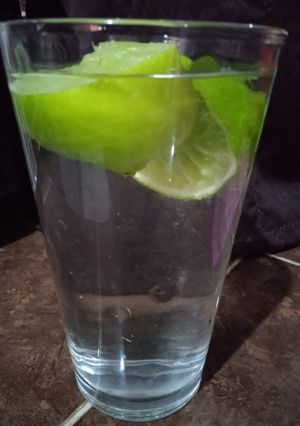 Una foto de Agua con toque de limón