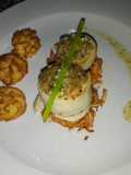 Roule de lenguado relleno con duxelle acompañado con puré dùchese + salsa cremolata