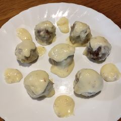 A picture of Beefballs in Bechamel Sauce.