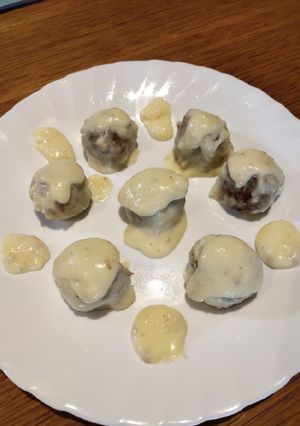 A picture of Beefballs in Bechamel Sauce.