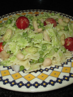 Una foto de Lazos de pasta con alubias y guisantes al aceite de perejil y ajo