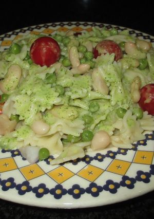 Foto principal de Lazos de pasta con alubias y guisantes al aceite de perejil y ajo