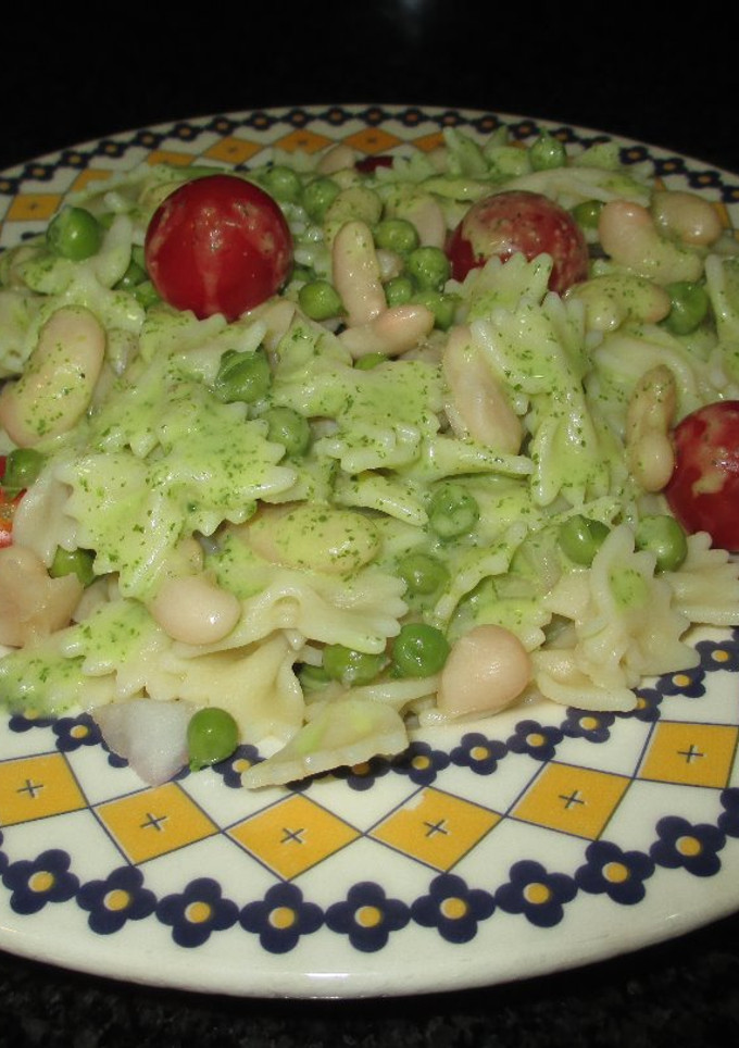 Una foto de Lazos de pasta con alubias y guisantes al aceite de perejil y ajo