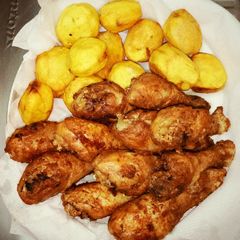 Drumsticks with potatoes A picture of Drumsticks with potatoes.