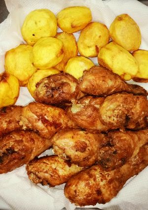 A picture of Drumsticks with potatoes.