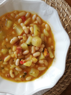 Una foto de Porotos con papa y zapallo