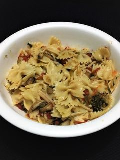 Una foto de Pasta Mix en Salsa de Setas y Tomates frescos
