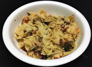 Una foto de Pasta Mix en Salsa de Setas y Tomates frescos