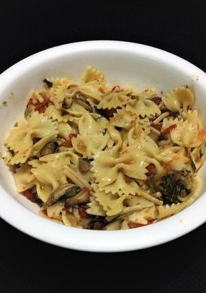 Una foto de Pasta Mix en Salsa de Setas y Tomates frescos