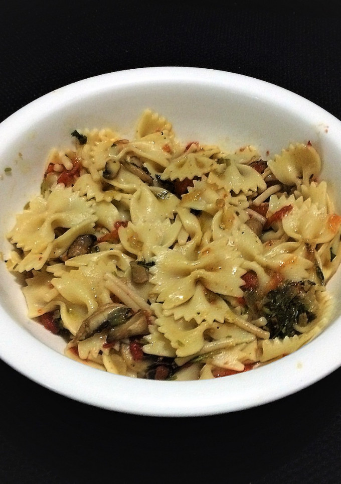 Una foto de Pasta Mix en Salsa de Setas y Tomates frescos