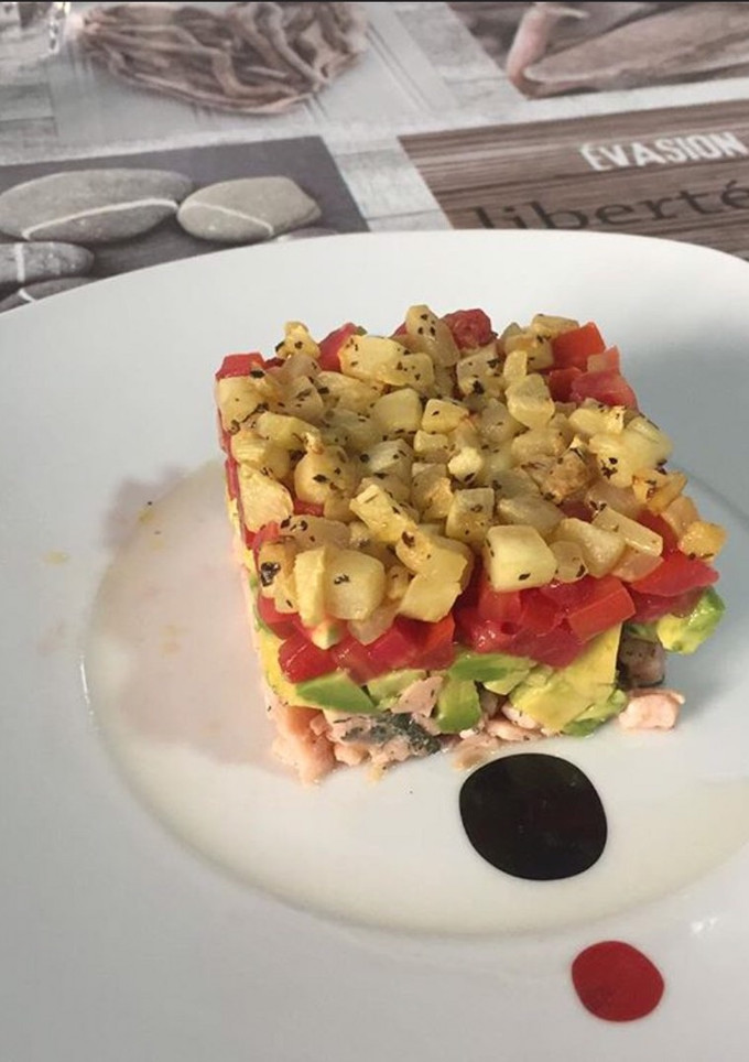 Una foto de Tartar de aguacate y salmón noruego