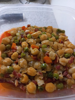 Una foto de Garbanzos a la jardinera