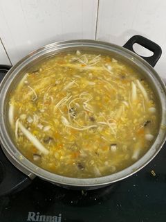 Hình của món Soup gà nấm hương và rau củ.
