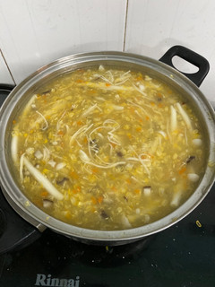Hình của món Soup gà nấm hương và rau củ.