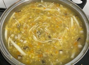 Hình của món Soup gà nấm hương và rau củ.