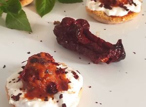 Foto di Frisella con polpette di salsiccia pezzente stracciatella Lucana e peperone crusco