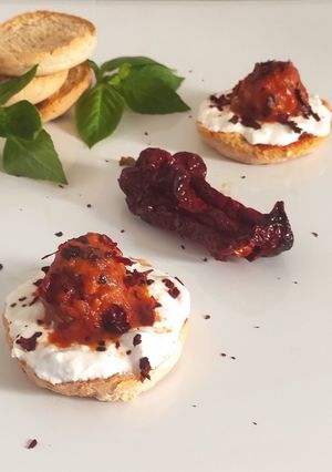 Foto di Frisella con polpette di salsiccia pezzente stracciatella Lucana e peperone crusco