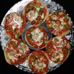 A picture of Mini chicken pizza.