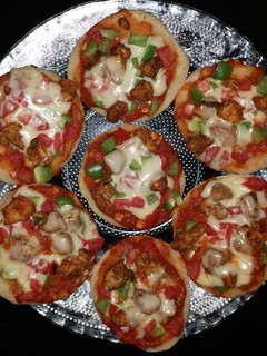 A picture of Mini chicken pizza.