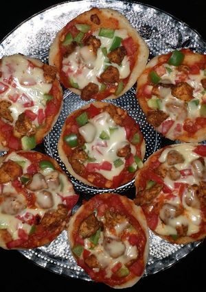 A picture of Mini chicken pizza.