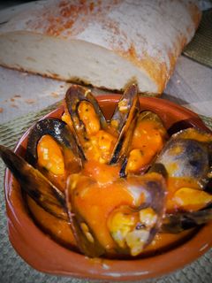 Una foto de 🧡Mejillones en salsa de tomate y vino🧡