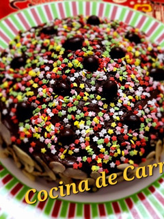 Una foto de Bizcocho de zanahoria y yogur con baño de chocolate