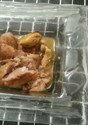 Una foto de Merluza y mejillones con soja y limon
