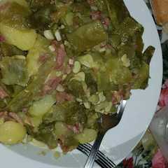 Una foto de Alubia verde con patatas y jamón