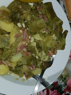 Una foto de Alubia verde con patatas y jamón