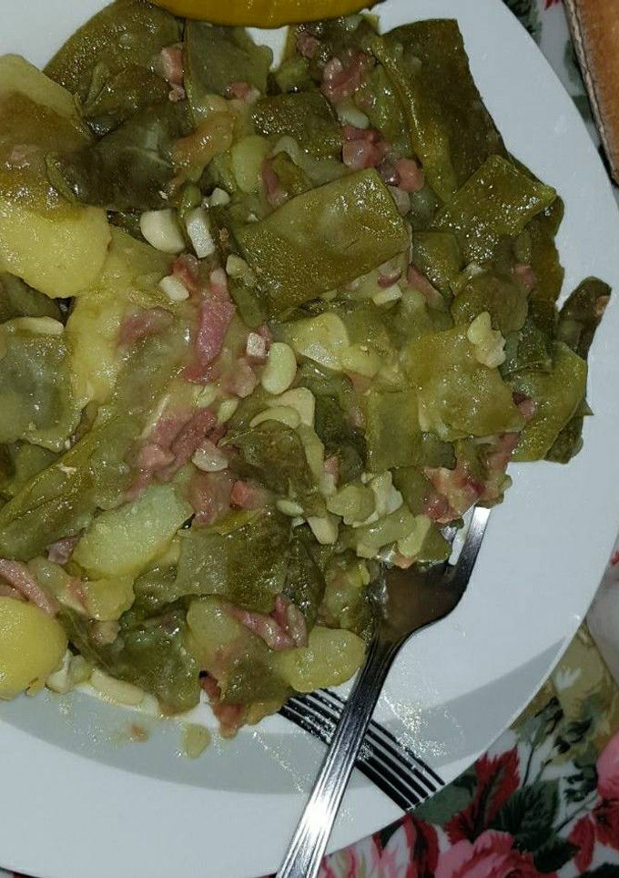 Una foto de Alubia verde con patatas y jamón