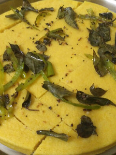 खमन ढोकला (khaman dhokla recipe in Hindi) रेसिपी मुख्य फोटो