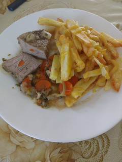 Una foto de Mechada con papas fritas..