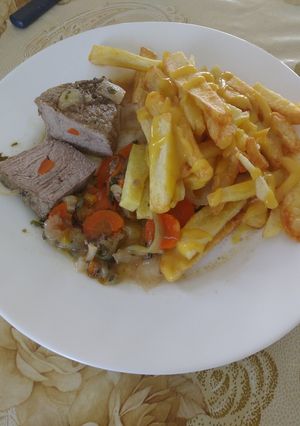 Una foto de Mechada con papas fritas..