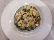 Una foto de ensalada de nopales y elotes