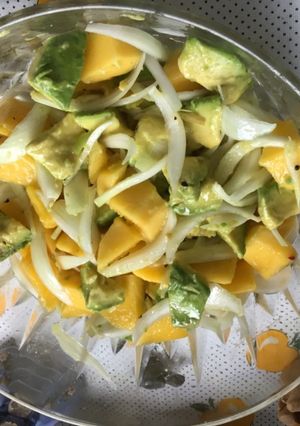 Una foto de Ensalada de mango y aguacate