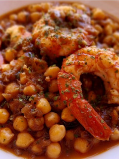 Una foto de Garbanzos estofados con gambas