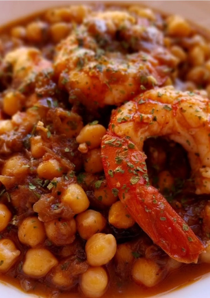 Una foto de Garbanzos estofados con gambas