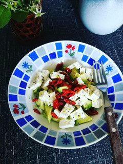 Una foto de Desayuno con aguacate, queso feta y bayas Goji