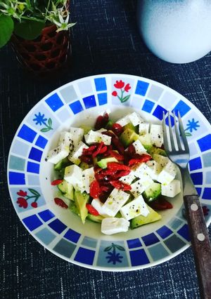 Foto principal de Desayuno con aguacate, queso feta y bayas Goji