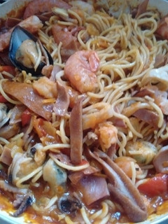 Una foto de Fideos con salsa mediterránea