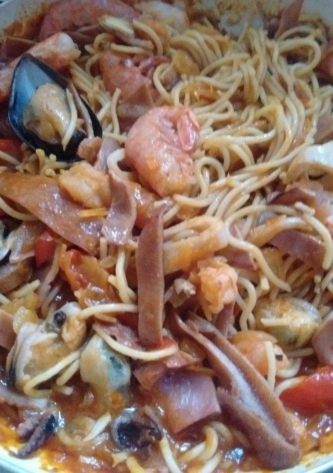 Una foto de Fideos con salsa mediterránea
