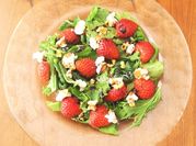 Una foto di insalata di fragola